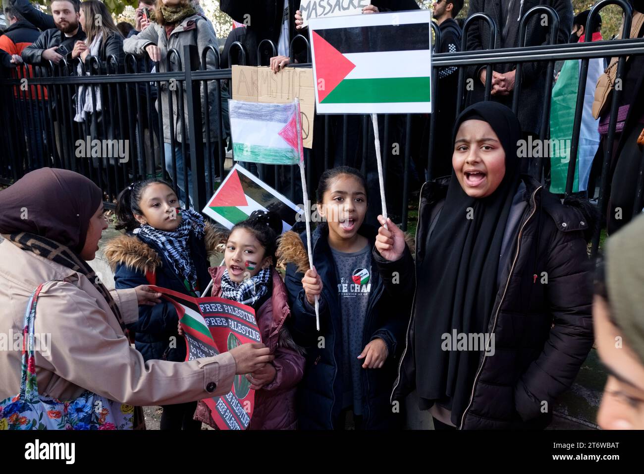 London, Großbritannien - 11. November 2023 - eine Familie von marschierenden um die Hyde Park Corner auf einem protestmarsch, um einen Waffenstillstand in Gaza zu fordern, der mehr als 300,00 Menschen anzog, organisiert von der Palästinensischen Solidaritätskampagne. Stockfoto