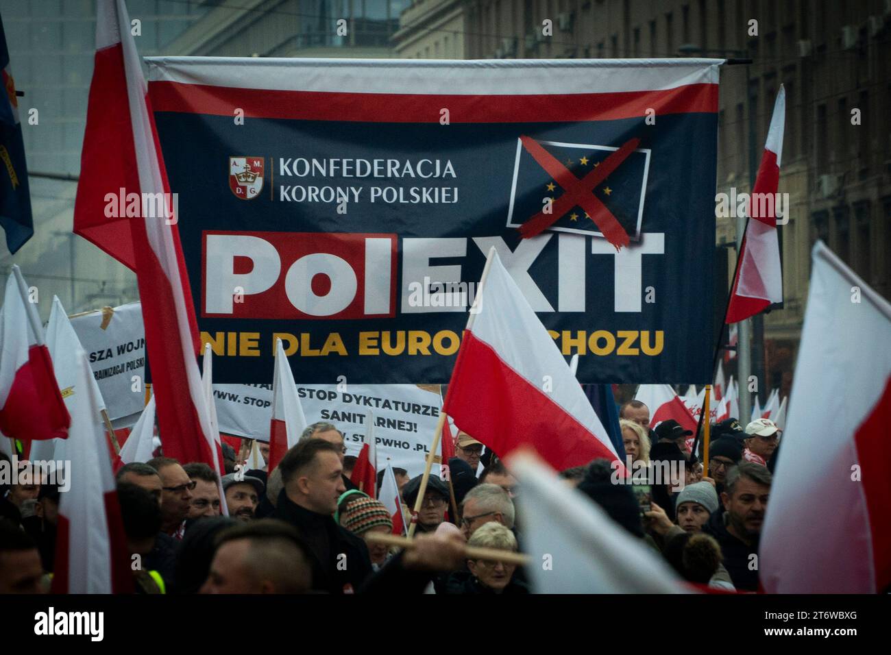 Personen mit einem Polexit-Banner nehmen am 11. November 2023 am unabhängigkeitstag in Warschau Teil. (Foto: Jaap Arriens / SIPA USA) Stockfoto