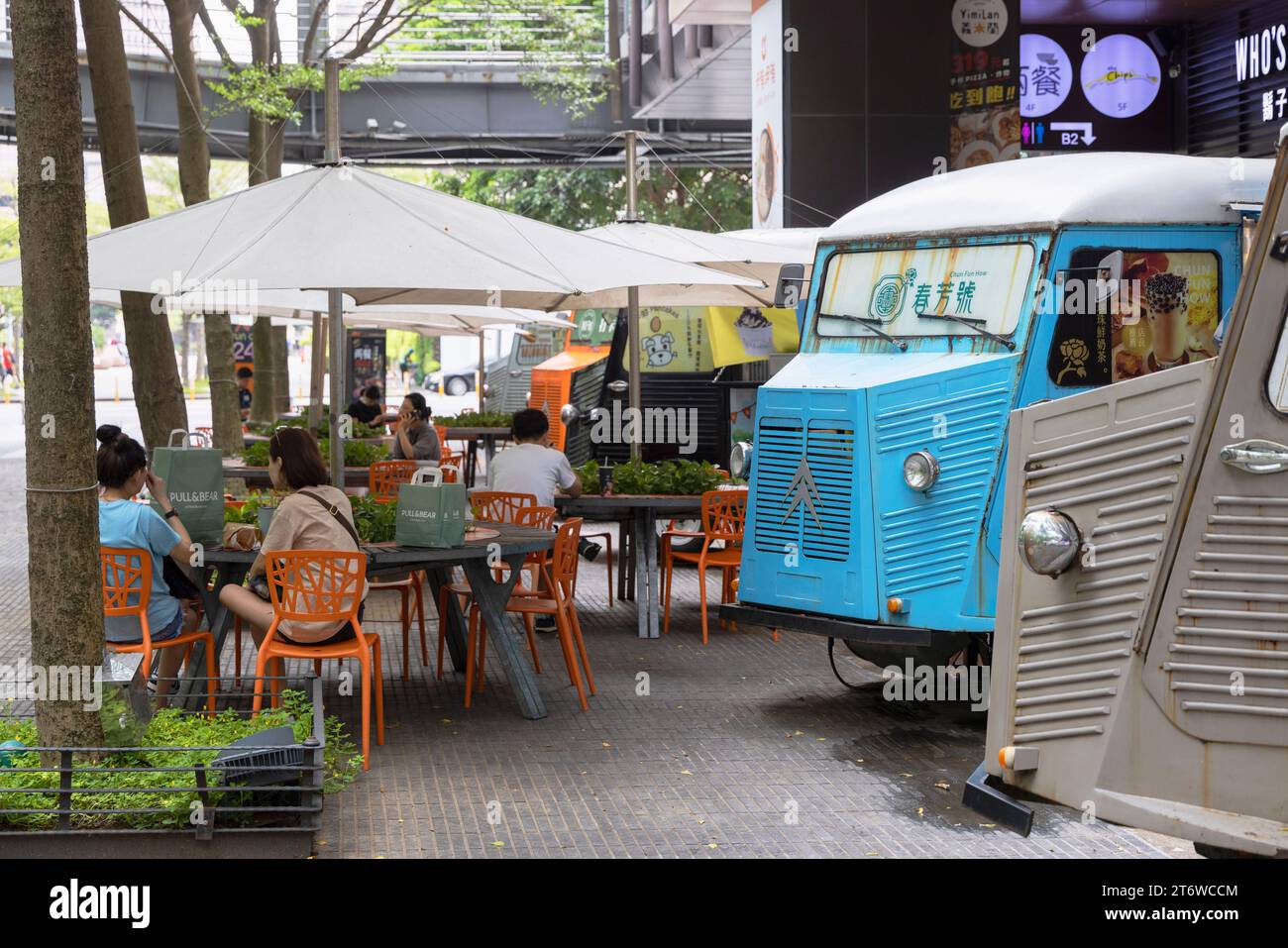 Food Trucks im Einkaufsviertel, Xinyi, Taipei, Taiwan Stockfoto