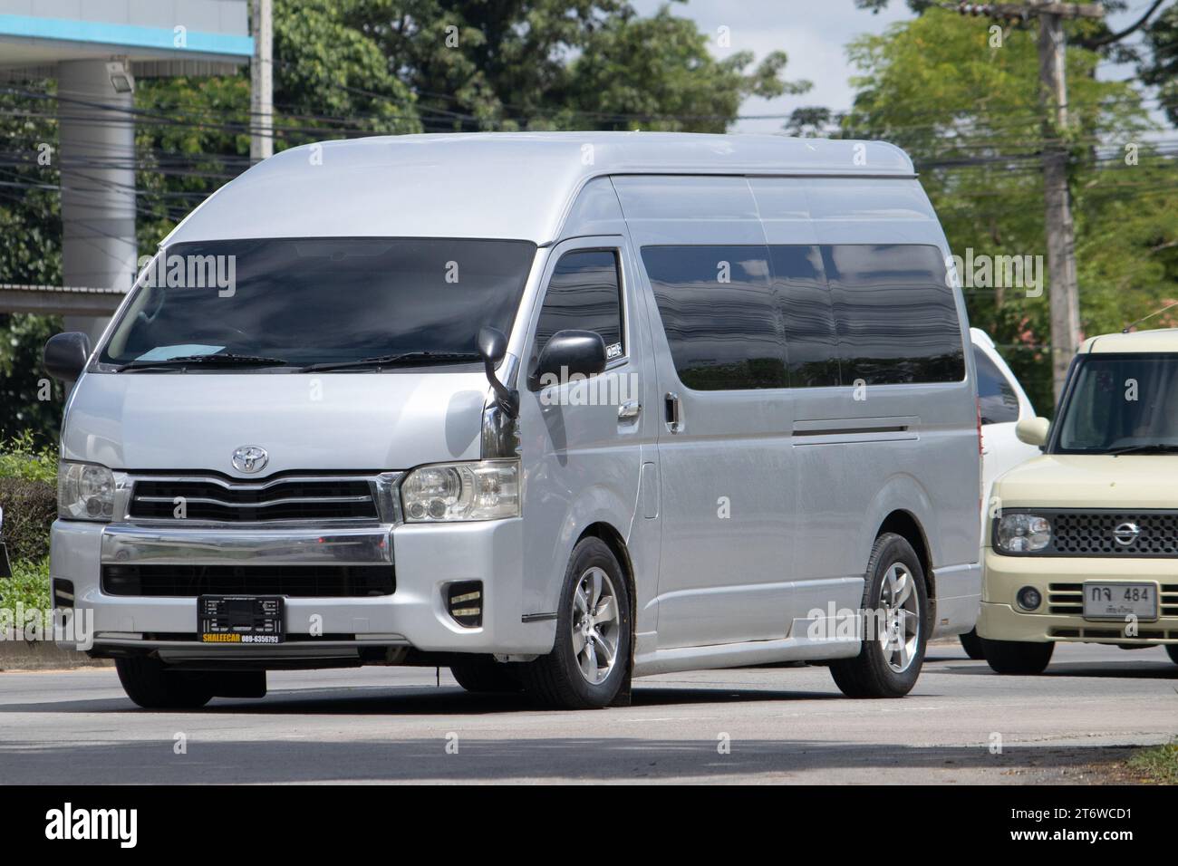 Chiangmai, Thailand - 8. September 2023: Privater Toyota Pendlerbus. Foto an der Straße Nr. 121 ca. 8 km von der Innenstadt von Chiangmai thailand. Stockfoto