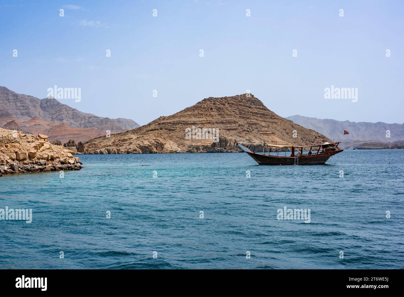 Dhow-Bootstour in Omans Khasab-Fjorden, einer atemberaubenden Landschaft der malerischen Halbinsel Musandam Stockfoto