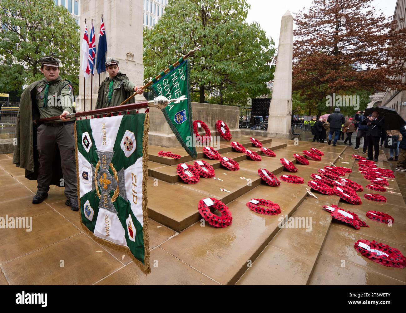 Manchester, Großbritannien. November 2023. Mitglieder der polnischen Pfadfindertruppe am Rememberance Sunday Manchester 2023. Am Cenotaph St. Peters's Square. Stadtzentrum von Manchester. Bild: Garyroberts/worldwidefeatures.com Credit: GaryRobertsphotography/Alamy Live News Stockfoto