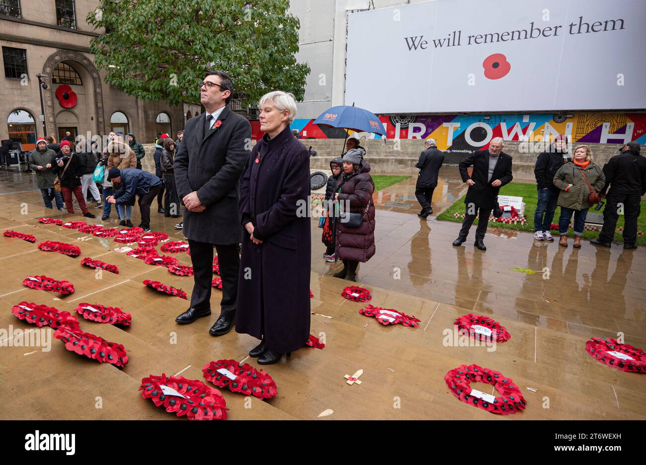 Manchester, Großbritannien. November 2023. Andy Burnham und Kate Green, stellvertretende Bürgermeisterin von Greater Manchester für Polizei und Kriminalität, legen einen Kranz in Cenotaph. Gedenksonntag Manchester 2023. Am Cenotaph St. Peters's Square. Stadtzentrum von Manchester. Bild: Garyroberts/worldwidefeatures.com Credit: GaryRobertsphotography/Alamy Live News Stockfoto