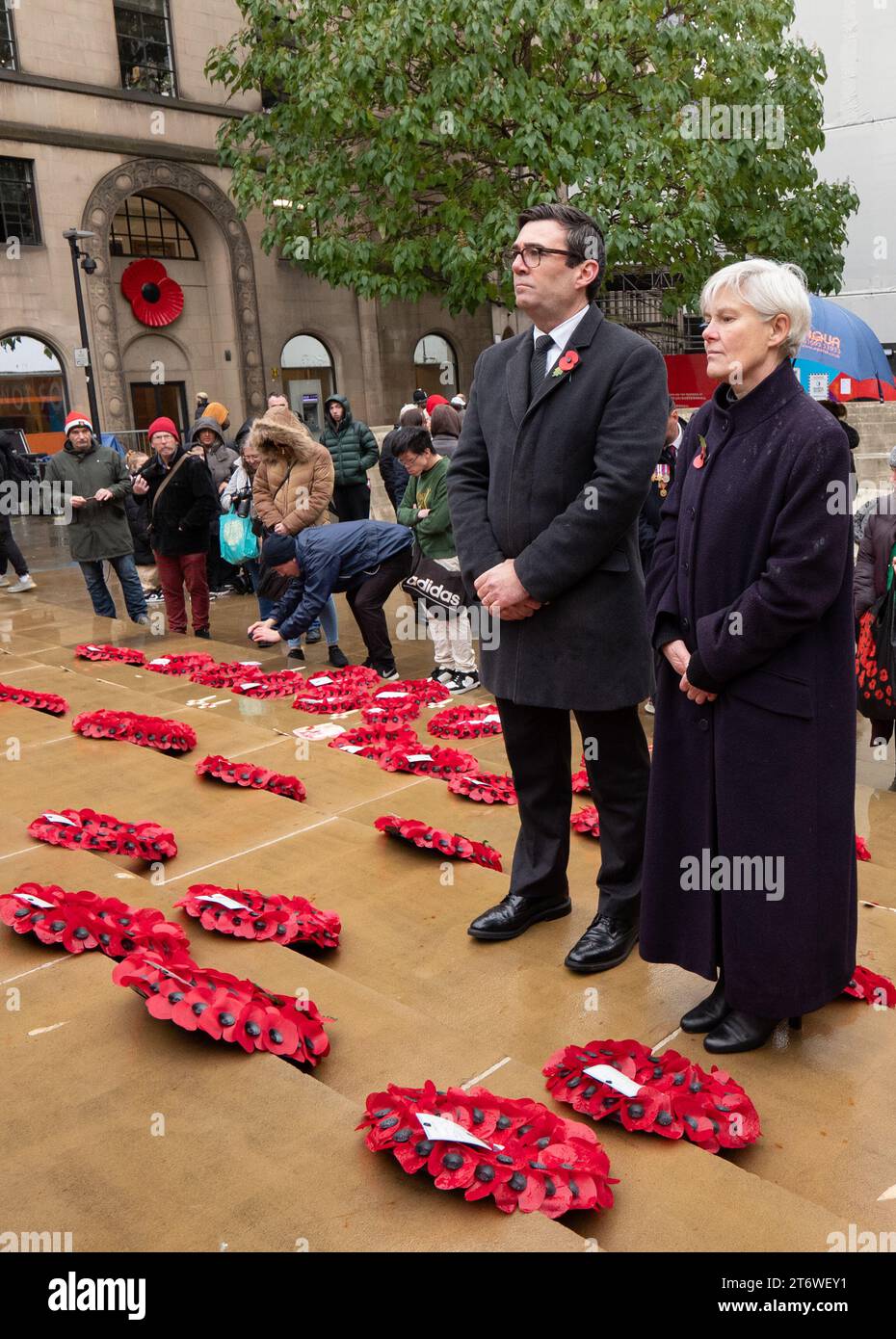 Manchester, Großbritannien. November 2023. Andy Burnham und Kate Green, stellvertretende Bürgermeisterin von Greater Manchester für Polizei und Kriminalität, legen einen Kranz in Cenotaph. Gedenksonntag Manchester 2023. Am Cenotaph St. Peters's Square. Stadtzentrum von Manchester. Bild: Garyroberts/worldwidefeatures.com Credit: GaryRobertsphotography/Alamy Live News Stockfoto
