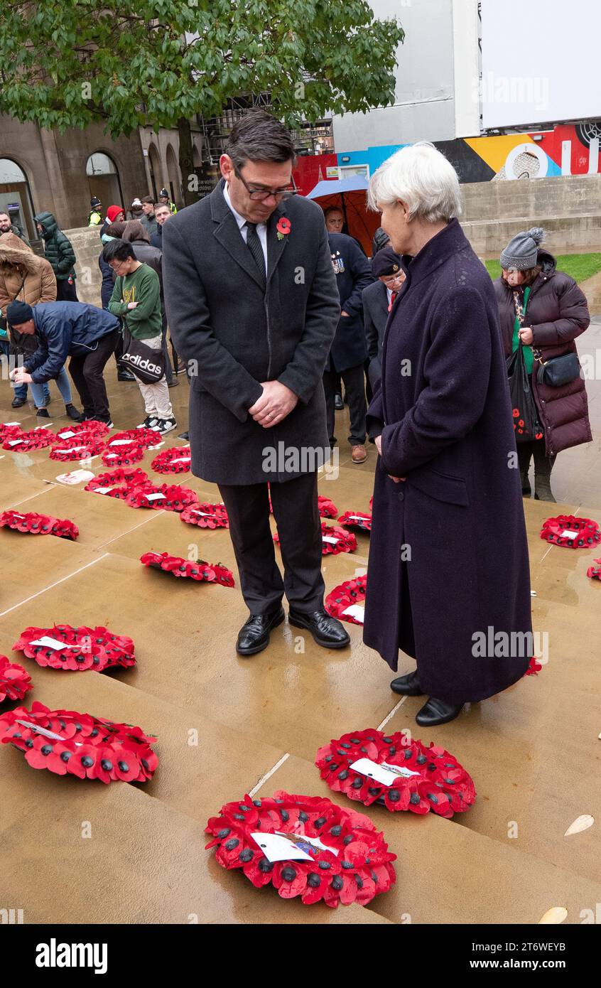 Manchester, Großbritannien. November 2023. Andy Burnham und Kate Green, stellvertretende Bürgermeisterin von Greater Manchester für Polizei und Kriminalität, legen einen Kranz in Cenotaph. Gedenksonntag Manchester 2023. Am Cenotaph St. Peters's Square. Stadtzentrum von Manchester. Bild: Garyroberts/worldwidefeatures.com Credit: GaryRobertsphotography/Alamy Live News Stockfoto