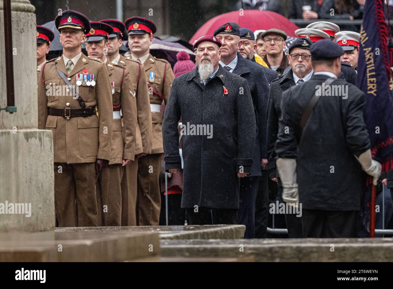 Manchester, Großbritannien. November 2023. Veteranen und Angehörige der Streitkräfte werden am Rememberance Sunday Manchester 2023 mit einem Cenotaph konfrontiert. Am Cenotaph St. Peters's Square. Stadtzentrum von Manchester. Bild: Garyroberts/worldwidefeatures.com Credit: GaryRobertsphotography/Alamy Live News Stockfoto