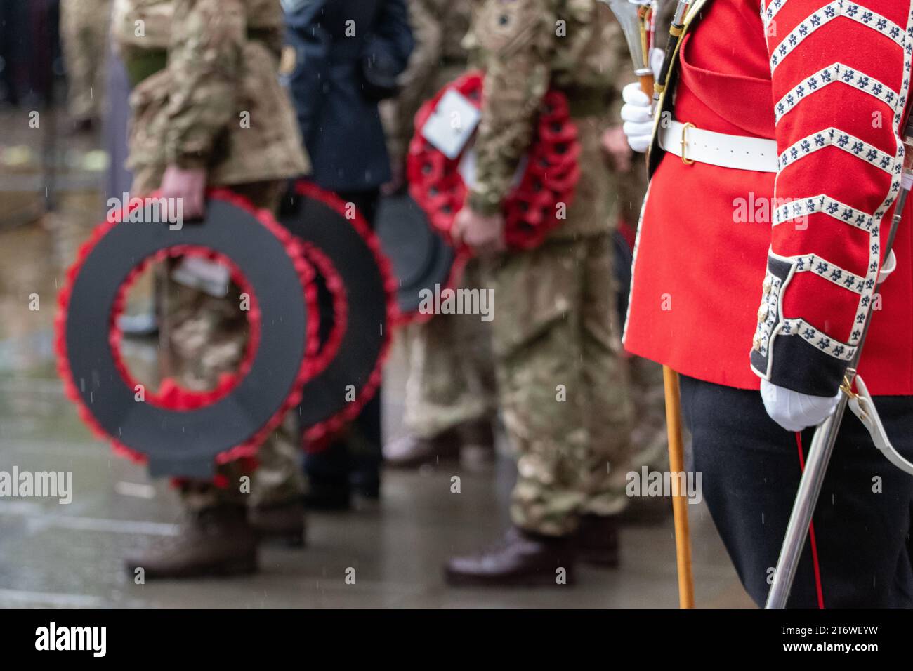 Manchester, Großbritannien. November 2023. Kränze sind bereit, im Cenotaph platziert zu werden. Gedenksonntag Manchester 2023. Am Cenotaph St. Peters's Square. Stadtzentrum von Manchester. Bild: Garyroberts/worldwidefeatures.com Credit: GaryRobertsphotography/Alamy Live News Stockfoto