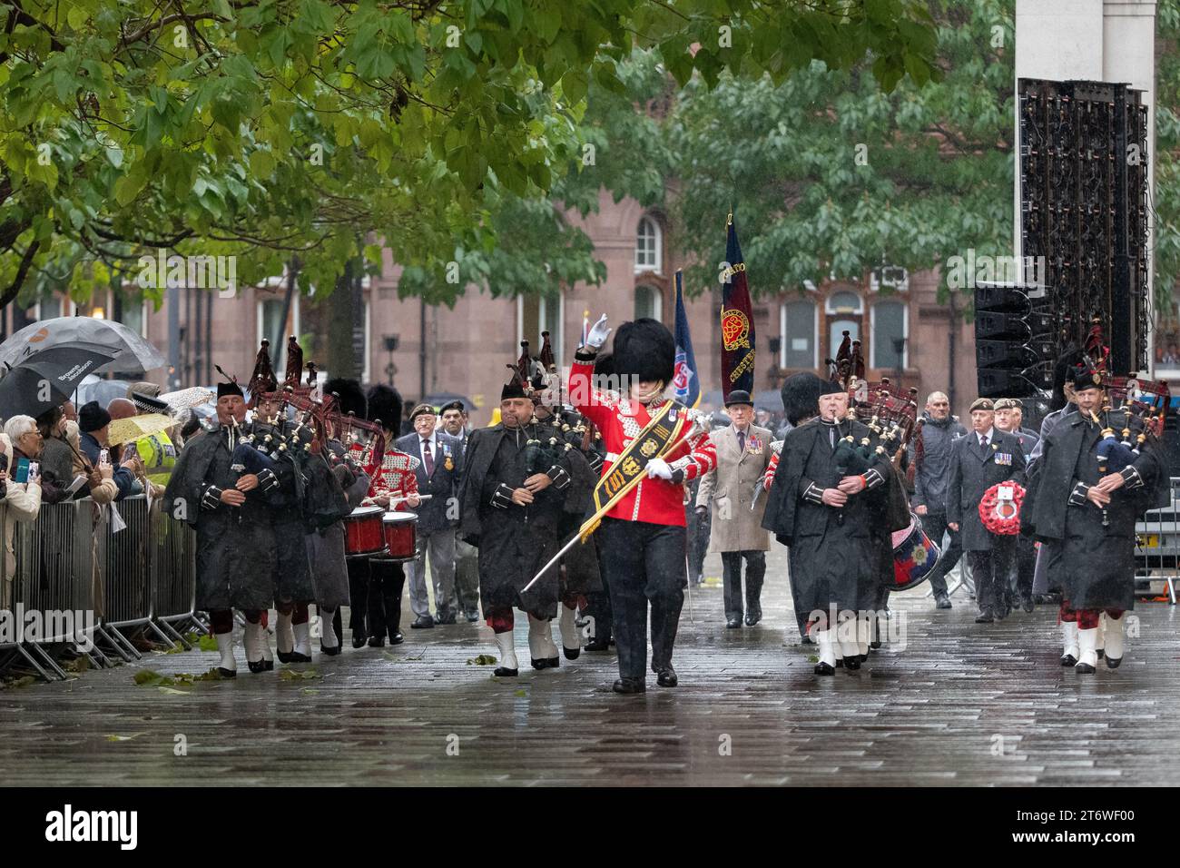 Manchester, Großbritannien. November 2023. März zum Cenotaph am Rememberance Sunday Manchester 2023. Am Cenotaph St. Peters's Square. Stadtzentrum von Manchester. Bild: Garyroberts/worldwidefeatures.com Credit: GaryRobertsphotography/Alamy Live News Stockfoto