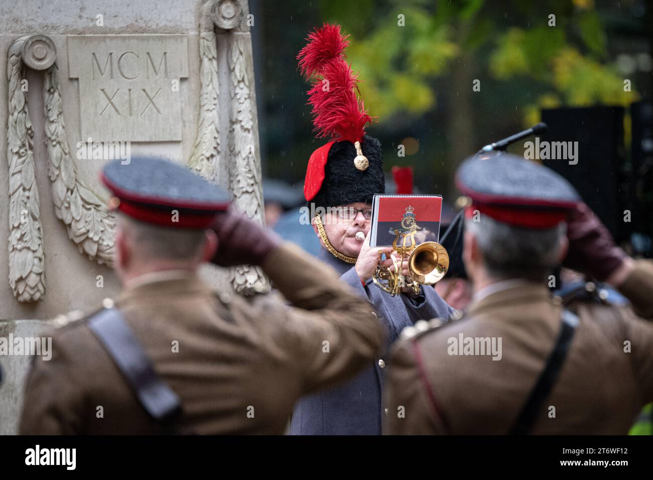 Manchester, Großbritannien. November 2023. Der letzte Beitrag wird am cenotaph.Rememberance Sunday Manchester 2023 gegrüßt. Am Cenotaph St. Peters's Square. Stadtzentrum von Manchester. Bild: Garyroberts/worldwidefeatures.com Credit: GaryRobertsphotography/Alamy Live News Stockfoto