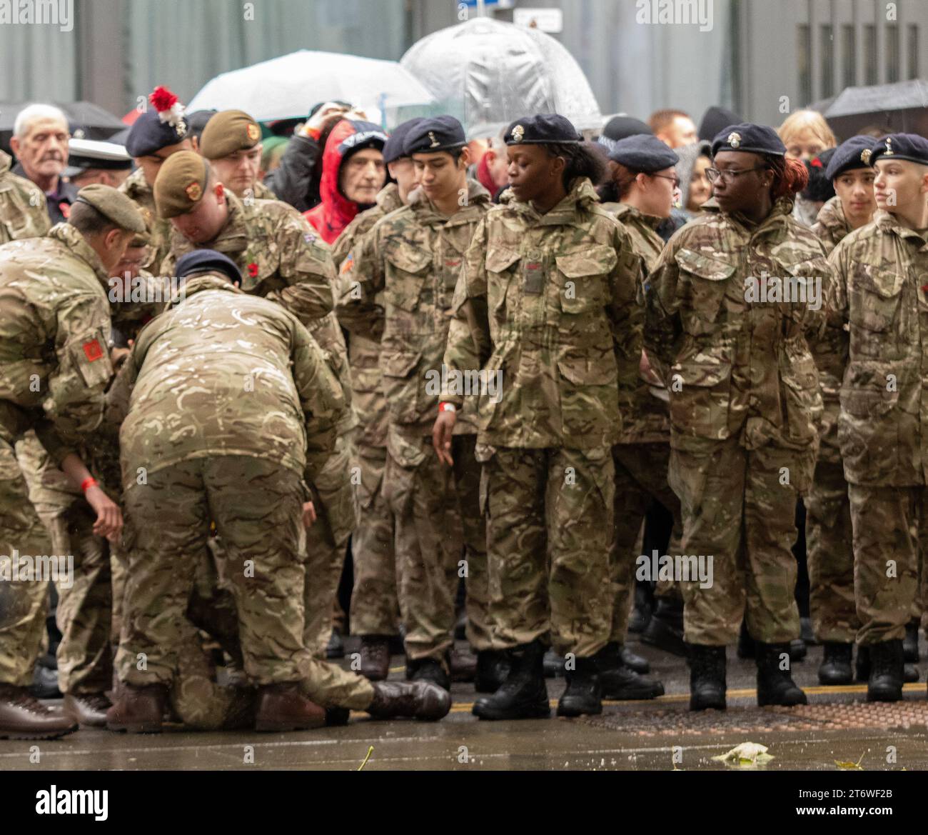 Manchester, Großbritannien. November 2023. Der Kadett der Armee erkrankt und wird von Kadetten am Rememberance Sunday Manchester 2023 besucht. Am Cenotaph St. Peters's Square. Stadtzentrum von Manchester. Bild: Garyroberts/worldwidefeatures.com Credit: GaryRobertsphotography/Alamy Live News Stockfoto