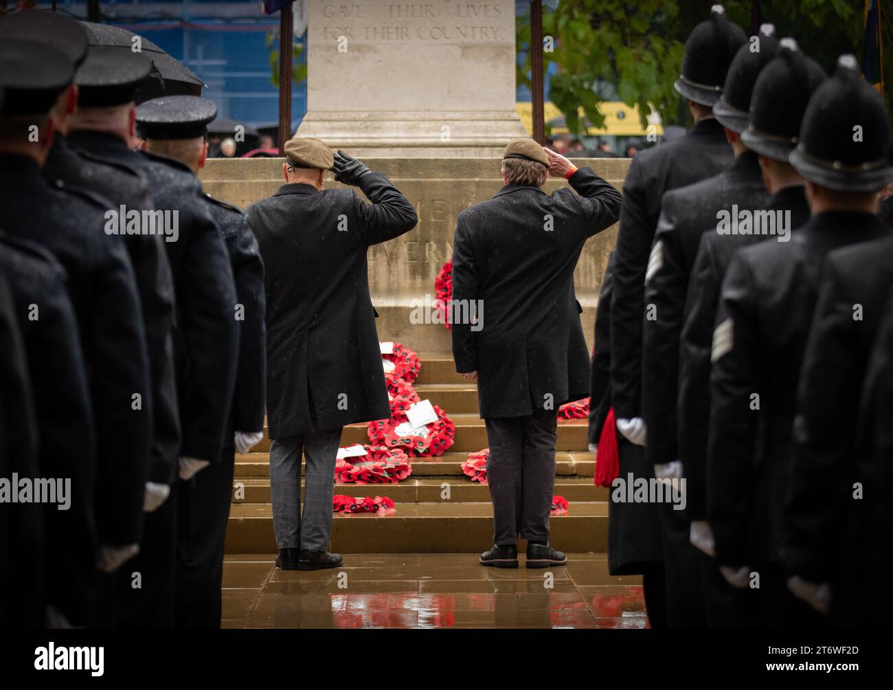 Manchester, Großbritannien. November 2023. Veteranen legen Kranz und Salut im Cenotaph. Gedenksonntag Manchester 2023. Am Cenotaph St. Peters's Square. Stadtzentrum von Manchester. Bild: Garyroberts/worldwidefeatures.com Credit: GaryRobertsphotography/Alamy Live News Stockfoto
