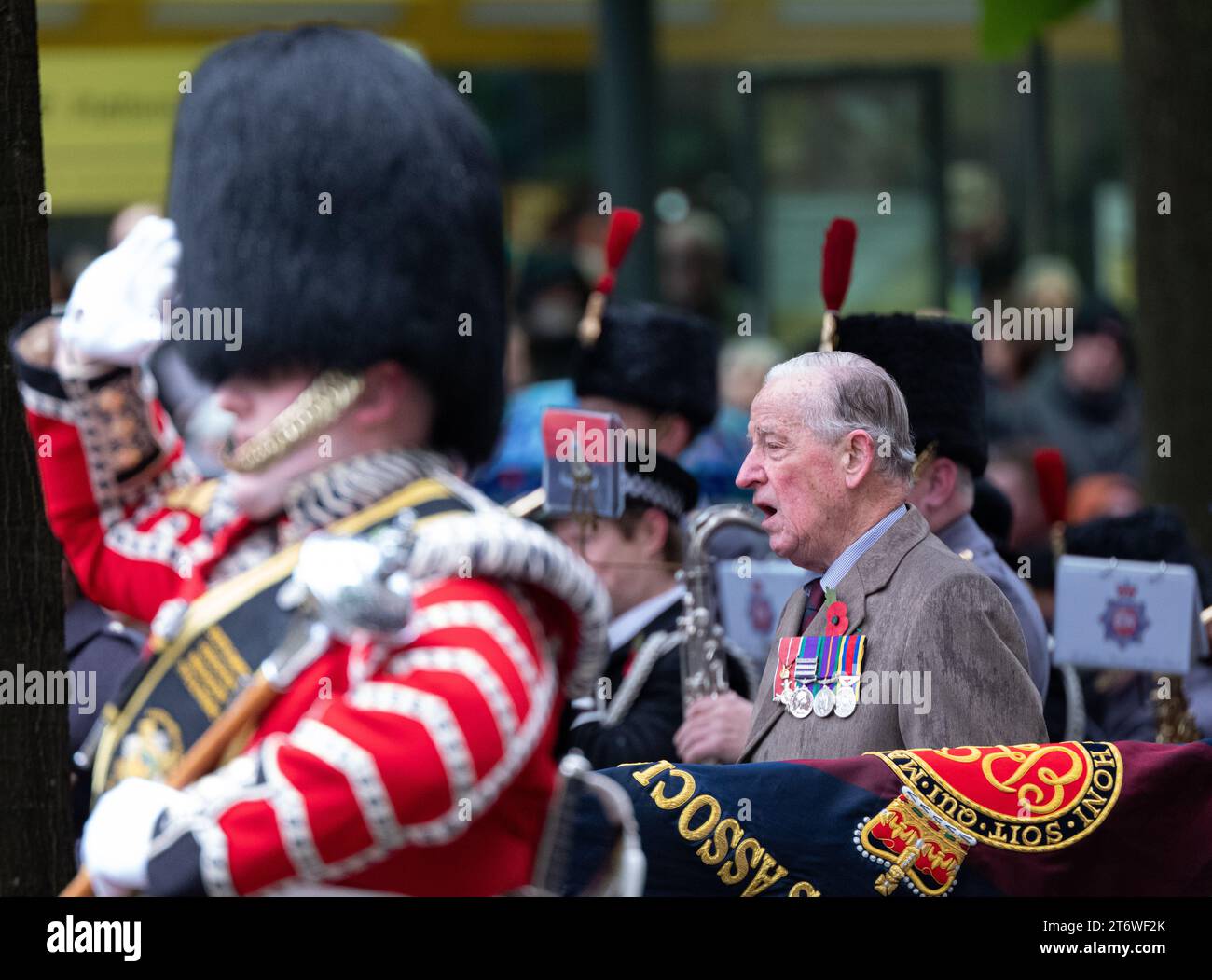 Manchester, Großbritannien. November 2023. Ein Kriegsveteran nimmt seinen Hut ab, um trotz des starken Regens die Nationalhymne zu singen. Gedenksonntag Manchester 2023. Am Cenotaph St. Peters's Square. Stadtzentrum von Manchester. Bild: Garyroberts/worldwidefeatures.com Credit: GaryRobertsphotography/Alamy Live News Stockfoto