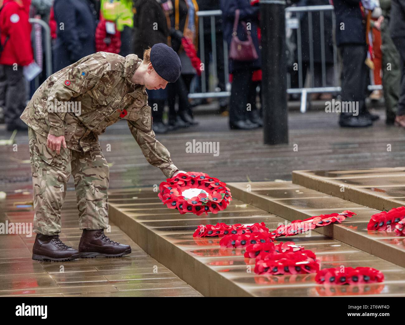 Manchester, Großbritannien. November 2023. Armeekadett Davey Warman legt einen Kranz bei cenotaph.Rememberance Sunday Manchester 2023. Am Cenotaph St. Peters's Square. Stadtzentrum von Manchester. Bild: Garyroberts/worldwidefeatures.com Credit: GaryRobertsphotography/Alamy Live News Stockfoto