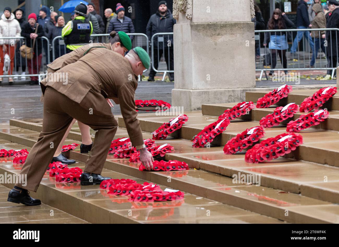 Manchester, Großbritannien. November 2023. Angehörige der Streitkräfte legen Kranz in Cenotaph. Gedenksonntag Manchester 2023. Am Cenotaph St. Peters's Square. Stadtzentrum von Manchester. Bild: Garyroberts/worldwidefeatures.com Credit: GaryRobertsphotography/Alamy Live News Stockfoto