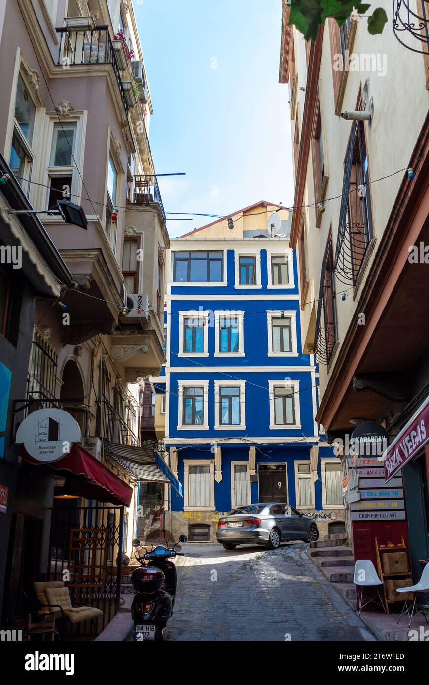 Istanbul, Türkei, Stadtbild des Stadtviertels Cukurcuma mit klassischer Architektur, nur redaktionell. Stockfoto