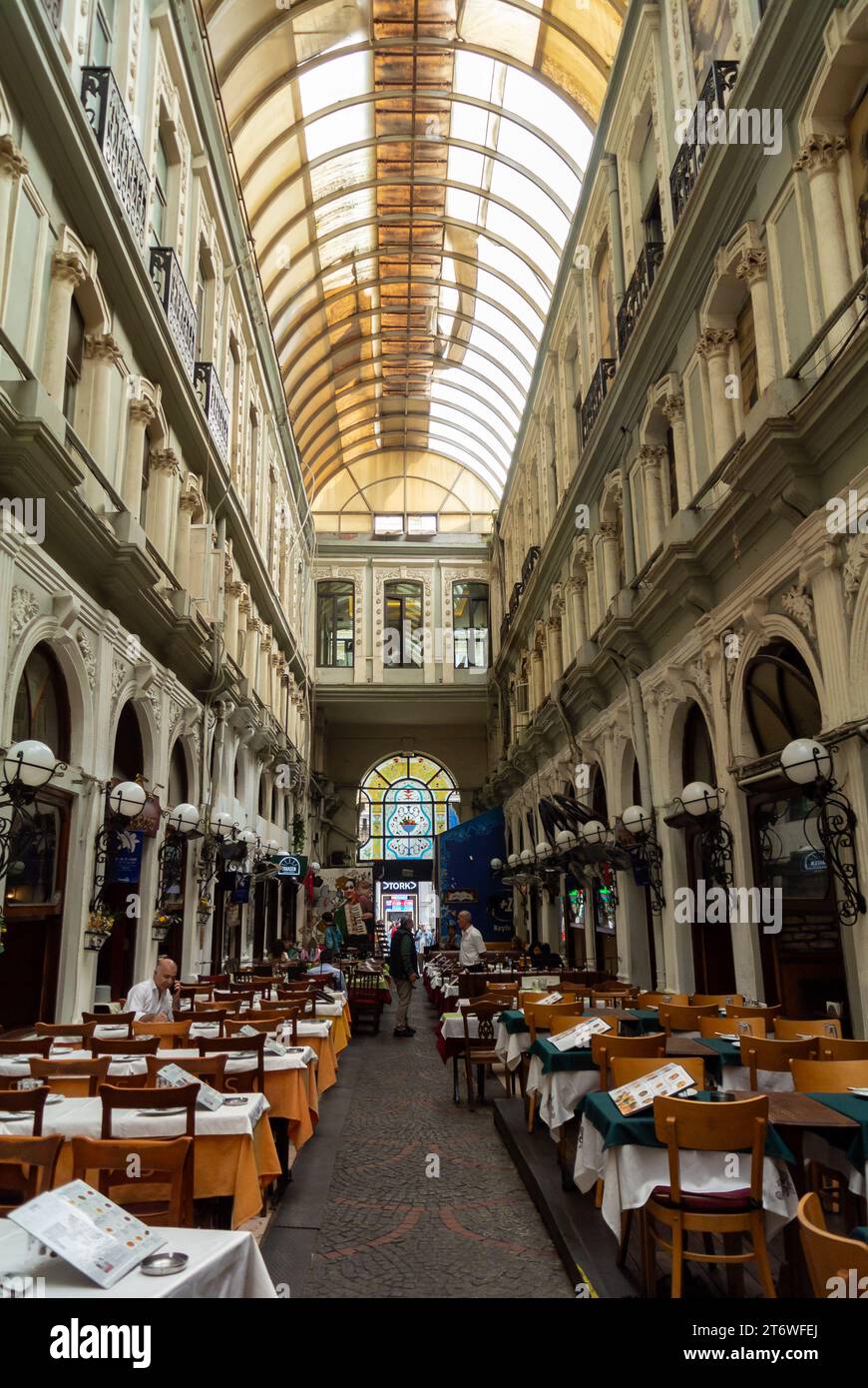 Istanbul, Türkei, Terrasse der Restaurants in Cicek Pasajı ( Cité de Péra ), die eine historische Passage in der İstiklal Avenue ist, nur redaktionell. Stockfoto