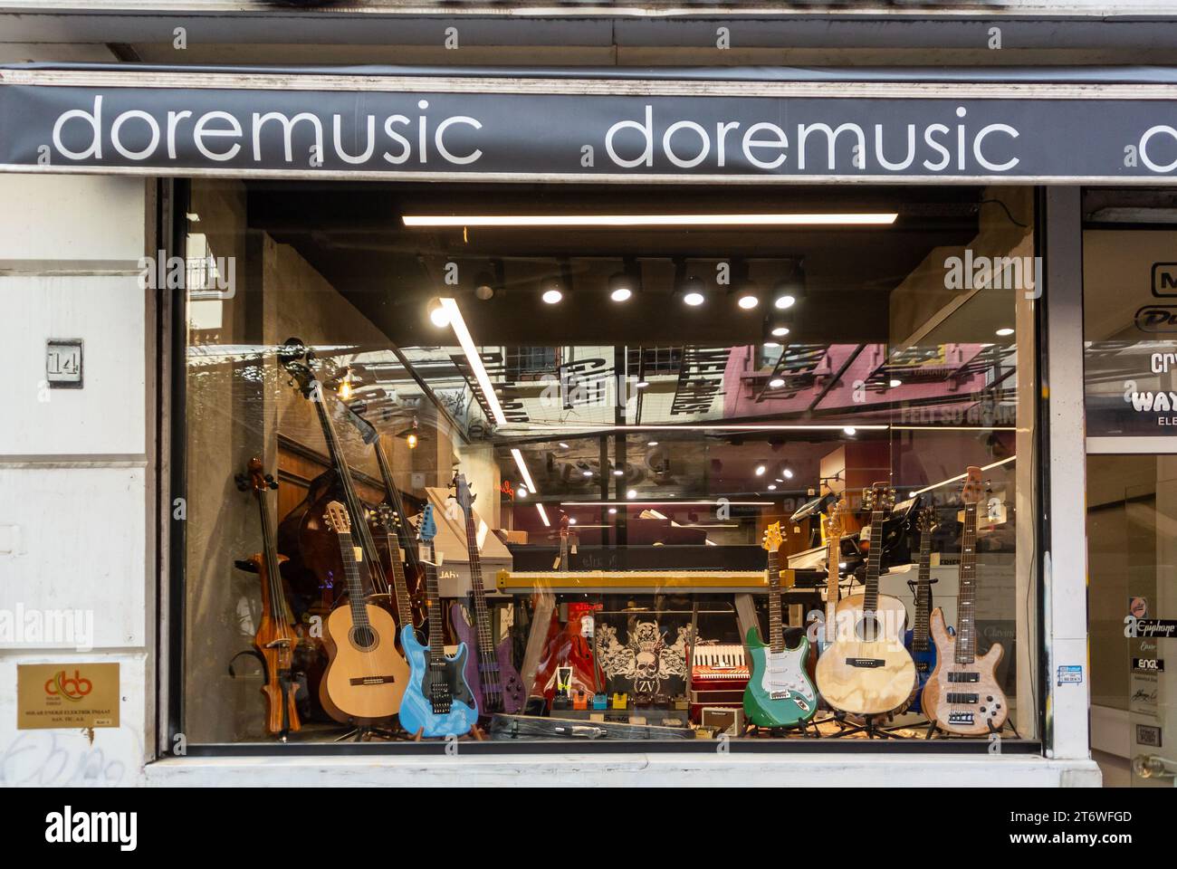 Istanbul, Türkei, 10. Oktober 2023, Musikinstrumentengeschäft mit Gitarren und E-Gitarren, nur redaktionell. Stockfoto