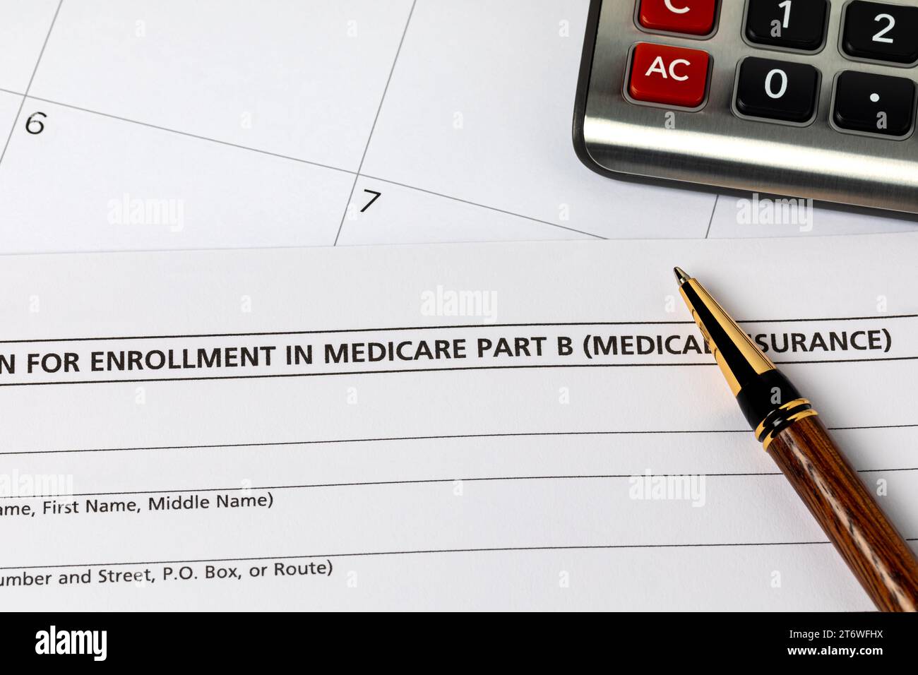 Medicare Krankenversicherungsformular mit Kalender. Gesundheitswesen, Krankenversicherung und offene Einschreibungsfrist Konzept. Stockfoto