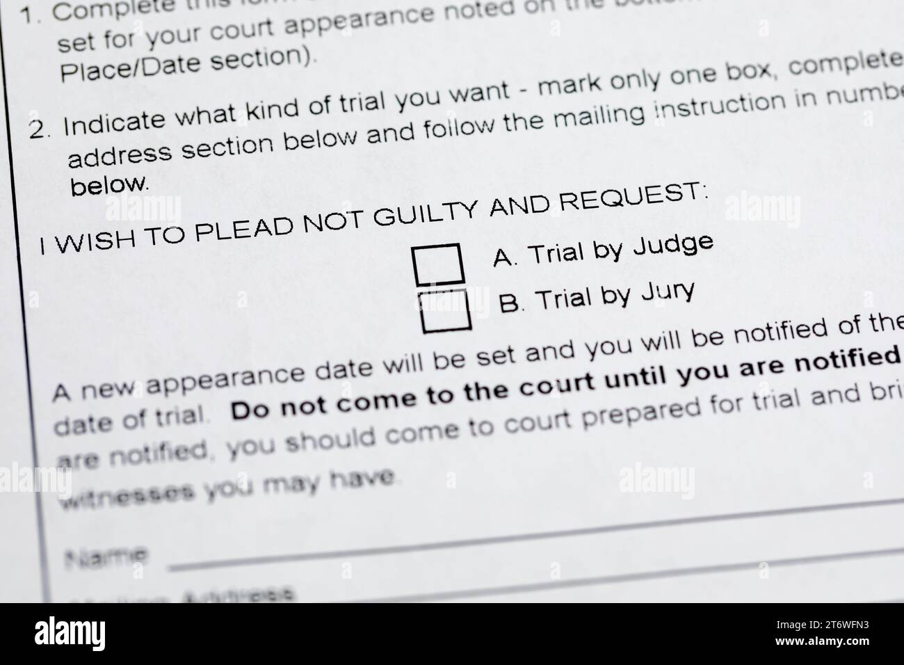 Verkehrsfahrkarte mit Formular für unschuldige Plädoyer. Verkehrszitierung, Bußgeld- und Gerichtskonzept. Stockfoto