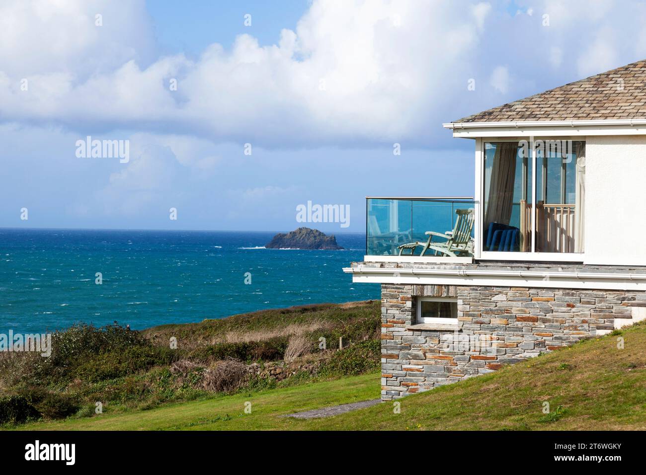 Ein Ferienhaus mit Blick auf den Atlantik an der North Cornwall Küste, England, Großbritannien Stockfoto