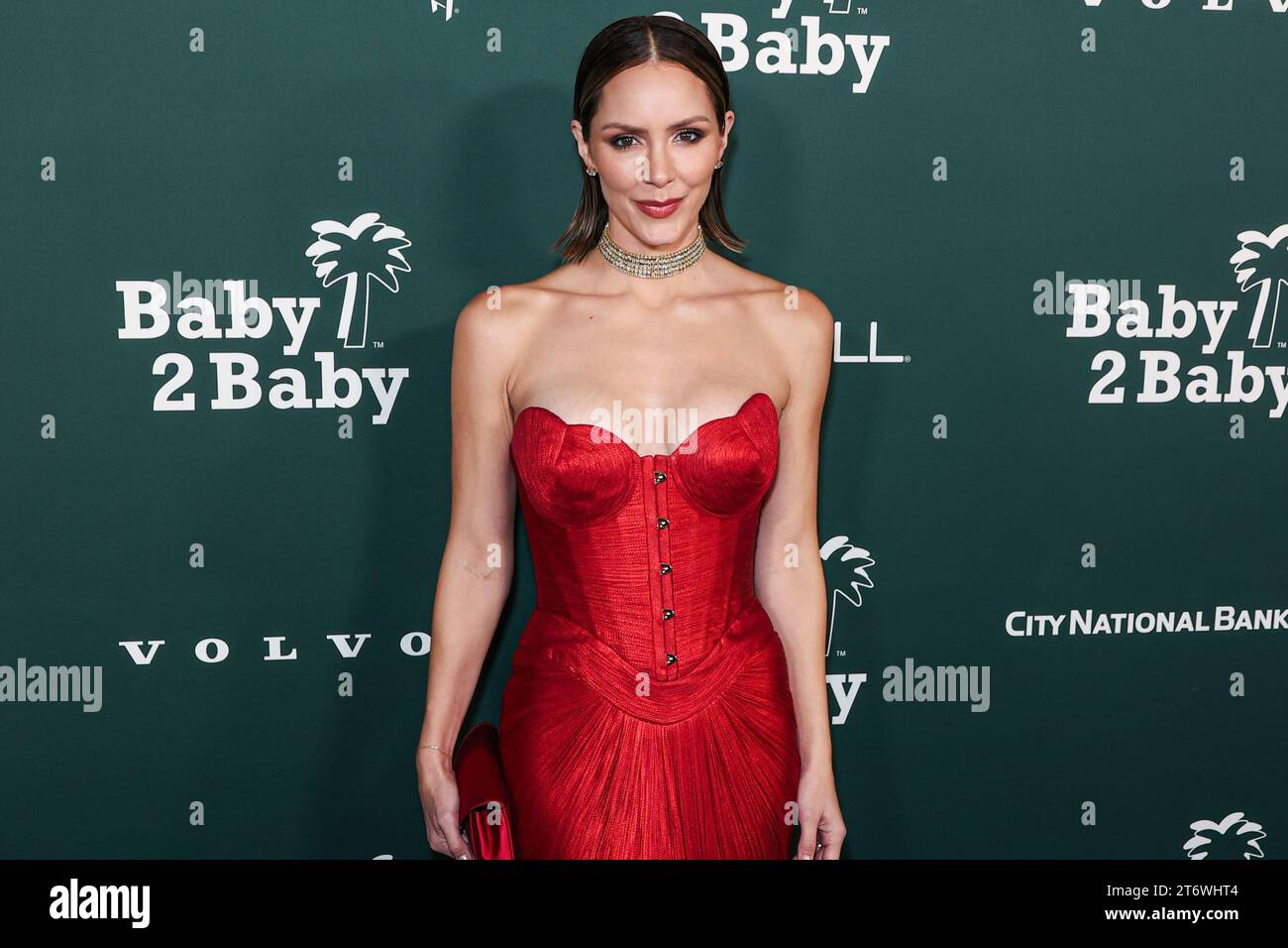 WEST HOLLYWOOD, LOS ANGELES, KALIFORNIEN, USA - 11. NOVEMBER: Katharine McPhee trägt Maria Lucia Hohan und trägt eine Tyler Ellis Clutch und kommt 2023 bei der Baby2Baby Gala, die von Paul Mitchell am 11. November 2023 im Pacific Design Center in West Hollywood, Los Angeles, Kalifornien, USA, veranstaltet wird. (Foto: Xavier Collin/Image Press Agency) Stockfoto
