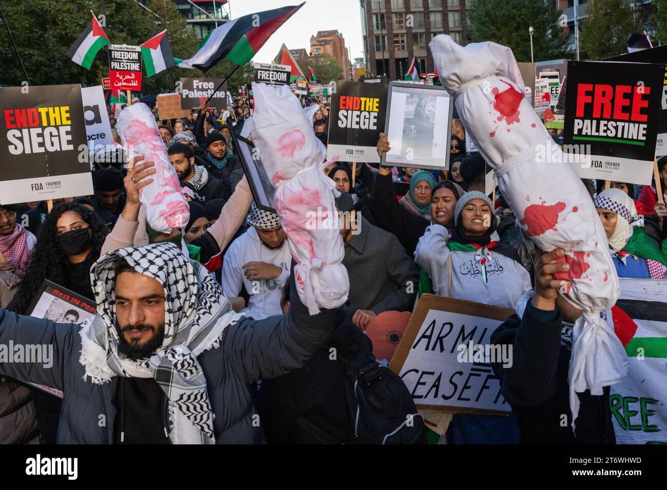 London, Großbritannien. November 2023. Pro-palästinensische Demonstranten halten bei einer Kundgebung zum Waffenstillstandstag in der Nähe der US-Botschaft verhöhnte Kinderleichen fest, um einen sofortigen Waffenstillstand in Gaza zu fordern. Die Kundgebung wurde von der Palästinensischen Solidaritätskampagne (PSC), Stop the war Coalition, Friends of Al-Aqsa, der Muslimischen Vereinigung Großbritanniens und dem Palästinensischen Forum in Großbritannien organisiert. An einem fünften Wochenende in Folge fanden in der ganzen Welt Massenkundgebungen zur palästinensischen Solidarität statt, um ein Ende der israelischen Bombardierung von Gaza zu fordern. Quelle: Mark Kerrison/Alamy Live News Stockfoto