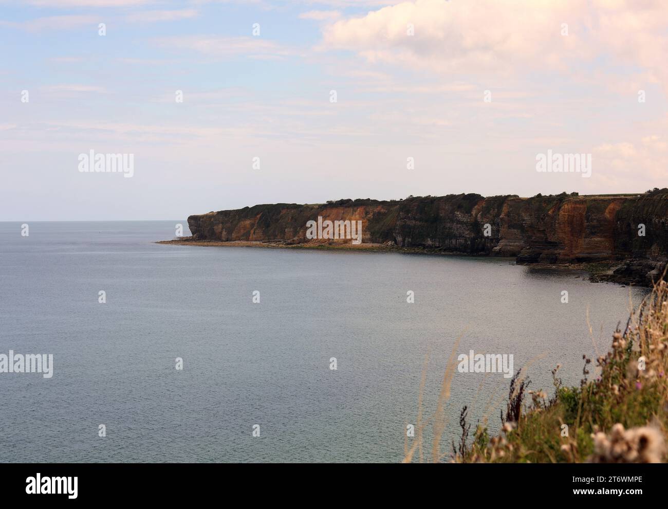 Hohe Klippe an der Küste Nordfrankreichs, wo die alliierten Streitkräfte im Zweiten Weltkrieg in der Normandie landeten Stockfoto