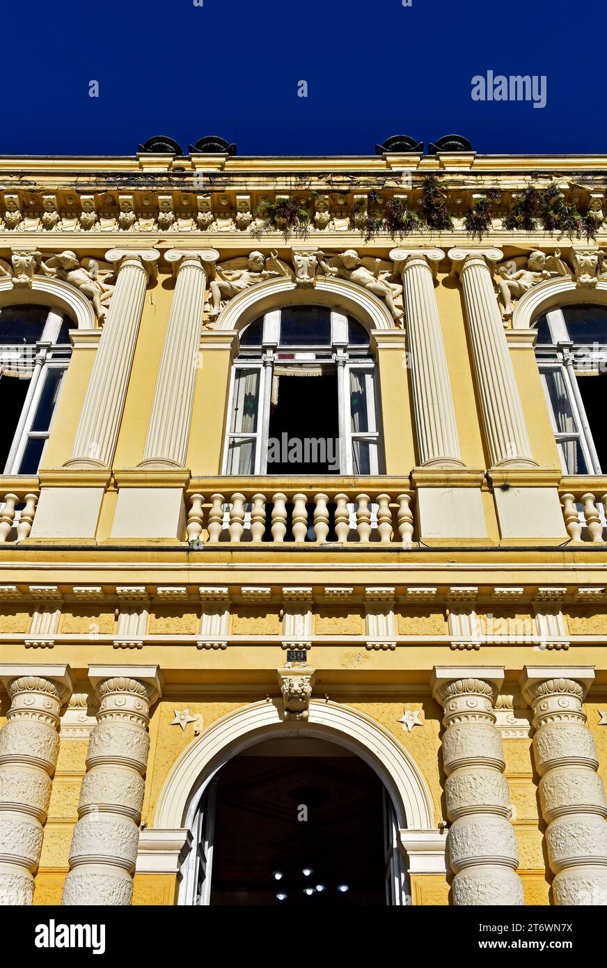 PETROPOLIS, RIO DE JANEIRO, BRASILIEN - 26. Mai 2023: Fassadendetail des Gelben Palastes (Palacio Amarelo) Stockfoto