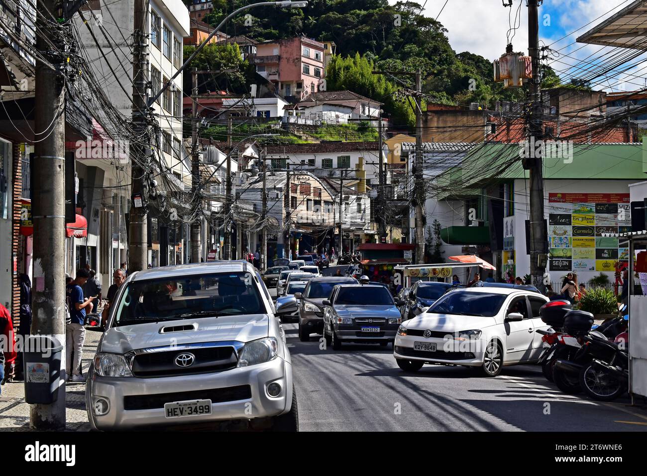 PETROPOLIS, RIO DE JANEIRO, BRASILIEN - 26. Mai 2023: Rua Teresa (Straße Teresa), bekannt für den traditionellen Bekleidungshandel Stockfoto