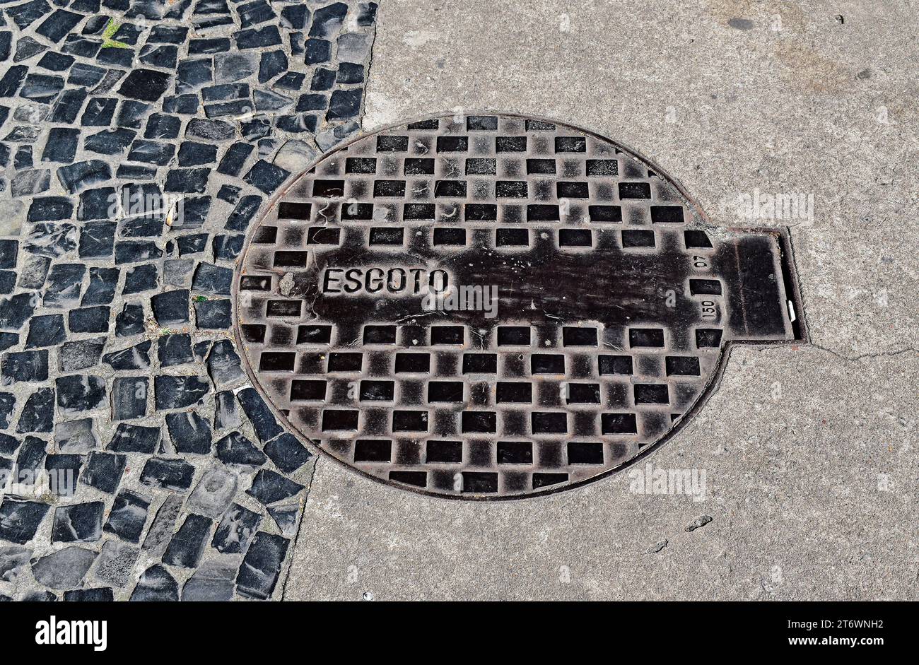 PETROPOLIS, RIO DE JANEIRO, BRASILIEN - 26. Mai 2023: Einstiegsabdeckung der Kanalisation auf dem Bürgersteig Stockfoto