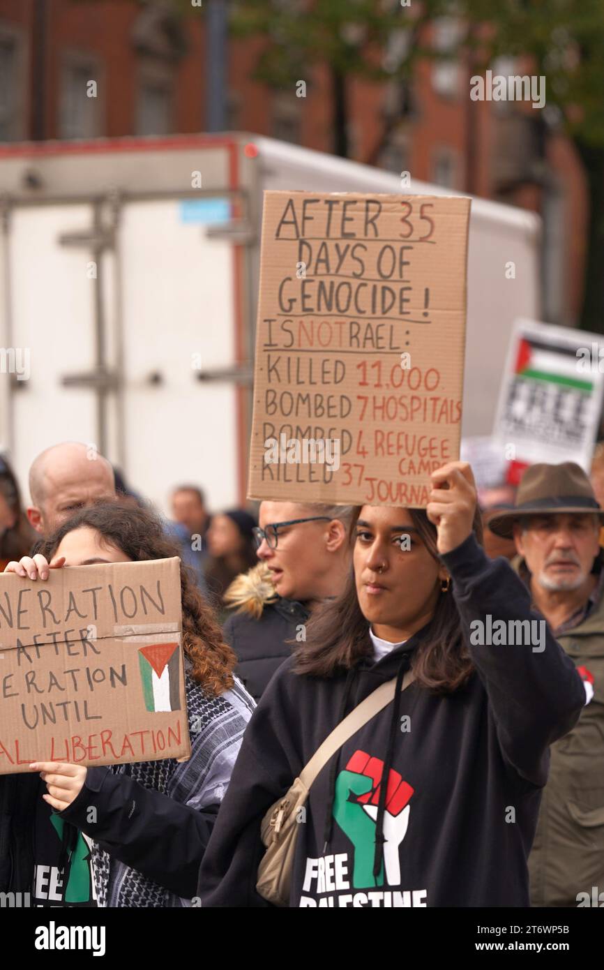 Demonstranten beim Pro Palestine Marsch im Stadtzentrum von Cardiff, Samstag, 11. November 2023 Stockfoto