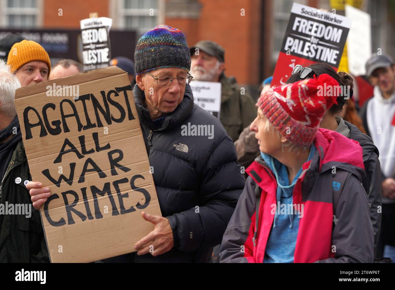 Ältere Demonstranten beim Pro Palestine March im Stadtzentrum von Cardiff, Samstag, 11. November 2023 Stockfoto