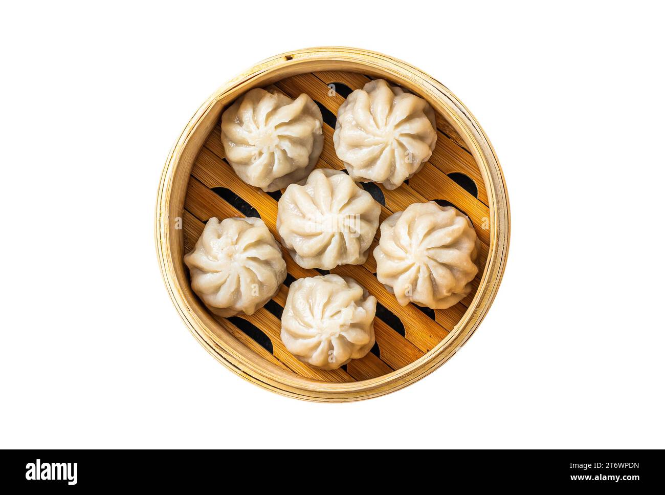 Gedämpfte Baozi-Knödel gefüllt mit Fleisch in einem Bambusdampfer. Isolierter, weißer Hintergrund. Draufsicht Stockfoto