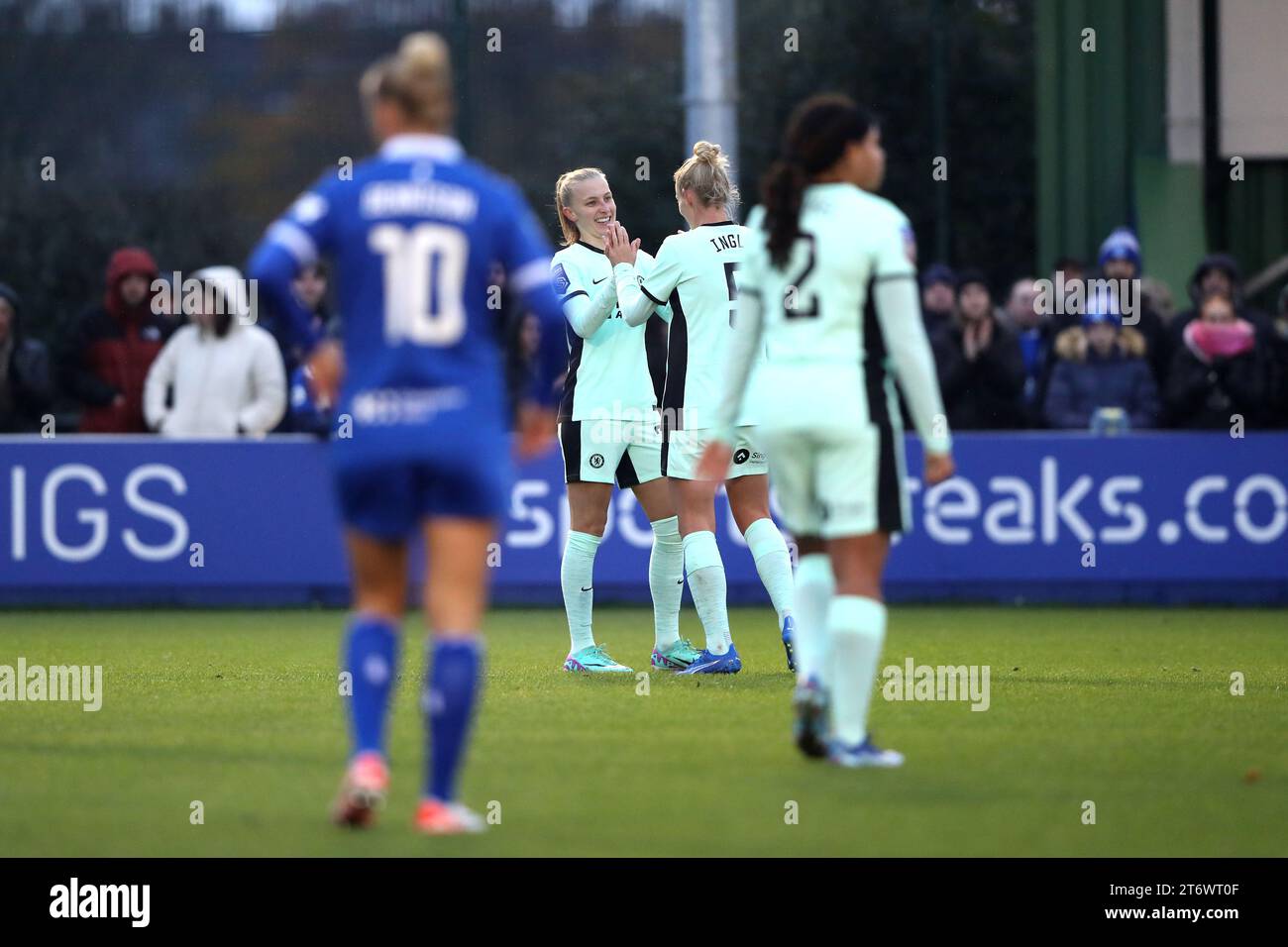 Chelsea's Aggie Beever-Jones (zweite links) feiert mit Teamkollegin Sophie Iningle das dritte Tor des Spiels während des Spiels der Barclays Women's Super League im Walton Hall Park, Liverpool. Bilddatum: Sonntag, 12. November 2023. Stockfoto