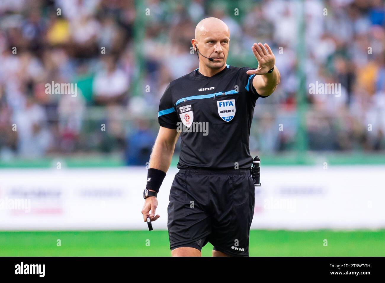 Schiedsrichter Szymon Marciniak gibt Gesten während des Polnischen PKO Ekstraklasa League-Spiels zwischen Legia Warszawa und Gornik Zabrze im Marschall Jozef Pilsudski Legia Warschau Municipal Stadium. Endpunktzahl: Legia Warszawa 2:1 Gornik Zabrze. Stockfoto