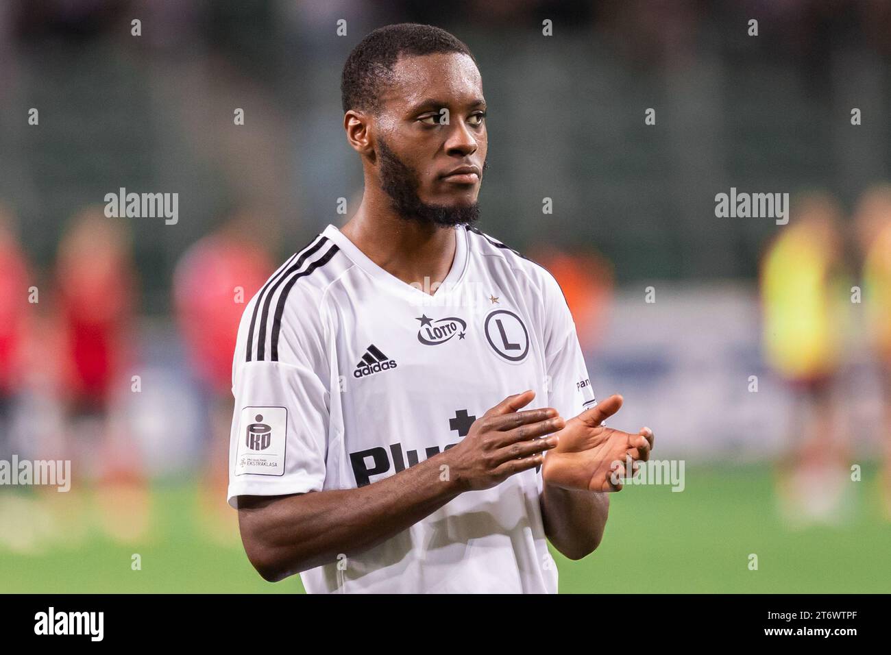 Makana Baku aus Legia applaudiert für das polnische PKO Ekstraklasa League Spiel zwischen Legia Warszawa und Gornik Zabrze im Marschall Jozef Pilsudski Legia Warschau Municipal Stadium. Stockfoto