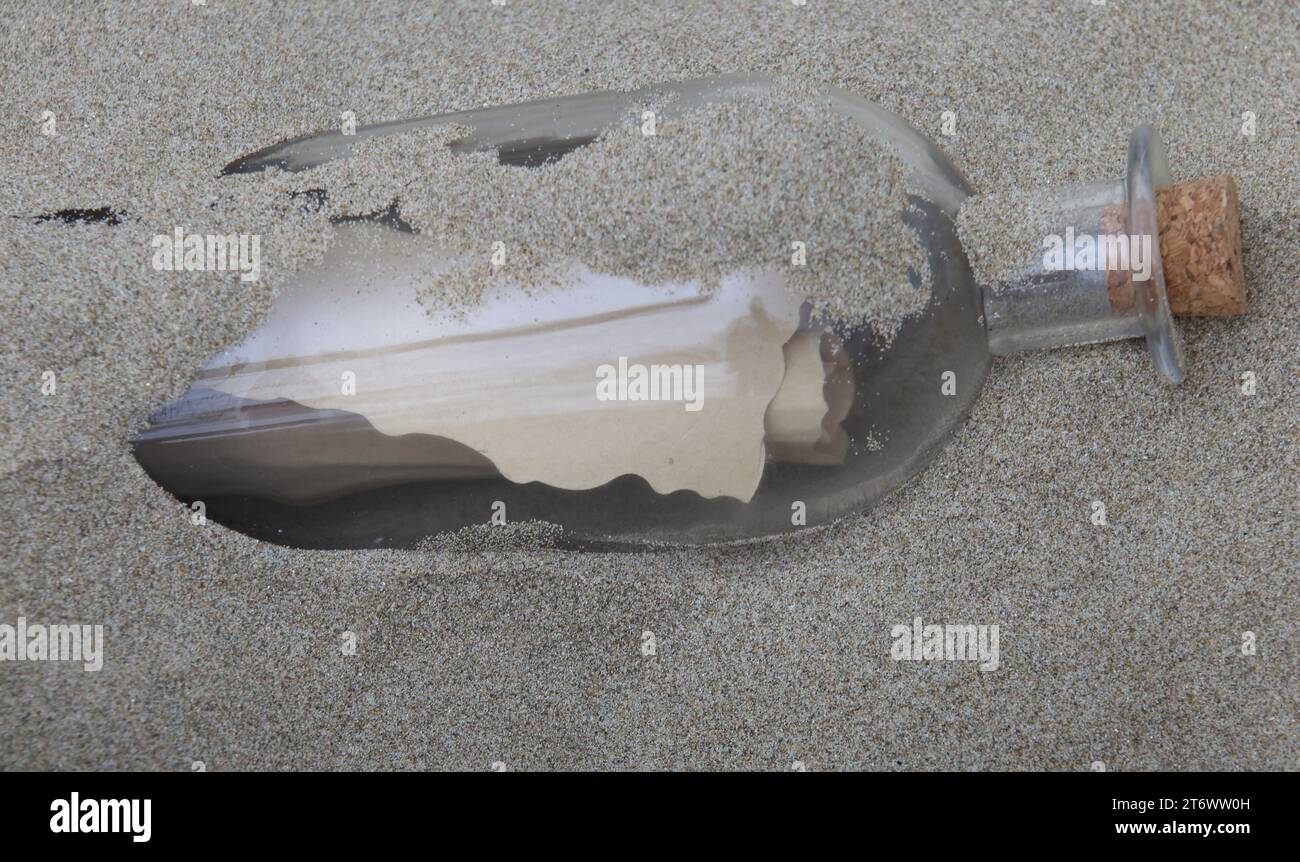 Briefnachricht in der Glasflasche Stockfoto