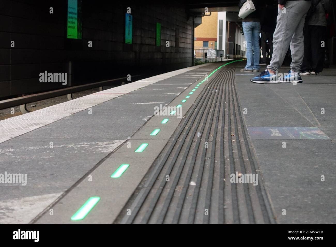 09.11.2023, Berlin, DE - Gruen leuchtende Bahnsteigkante am S-Bahnhof Suedkreuz. Alltag, Aussen, Aussenaufnahme, Bahnhof, Bahnhof, Bahnsteig, Bahnsteigkante, Bahnverkehr, befoerdern, Befoerderung, Berlin, Deutsch, Deutschland, Europa, europaeisch, Froschperspektive, Gesellschaft, gruen, Herbst, Jahreszeit, LED-Leitsystem, LED-Leuchten, Leitsystem, leuchtend, Lichtssteuerung, Menschen, Nahverkehr, oeffentlicher Nahverkehr, oeffentlicher Personennahverkehr, OEPNV, Personen, Personenbeförderung, Personentransport, QF, Querformat, s-Bahnhof, Schiene, Stadt, Stadtbahn, Stadtverkehr, Station, Stockfoto