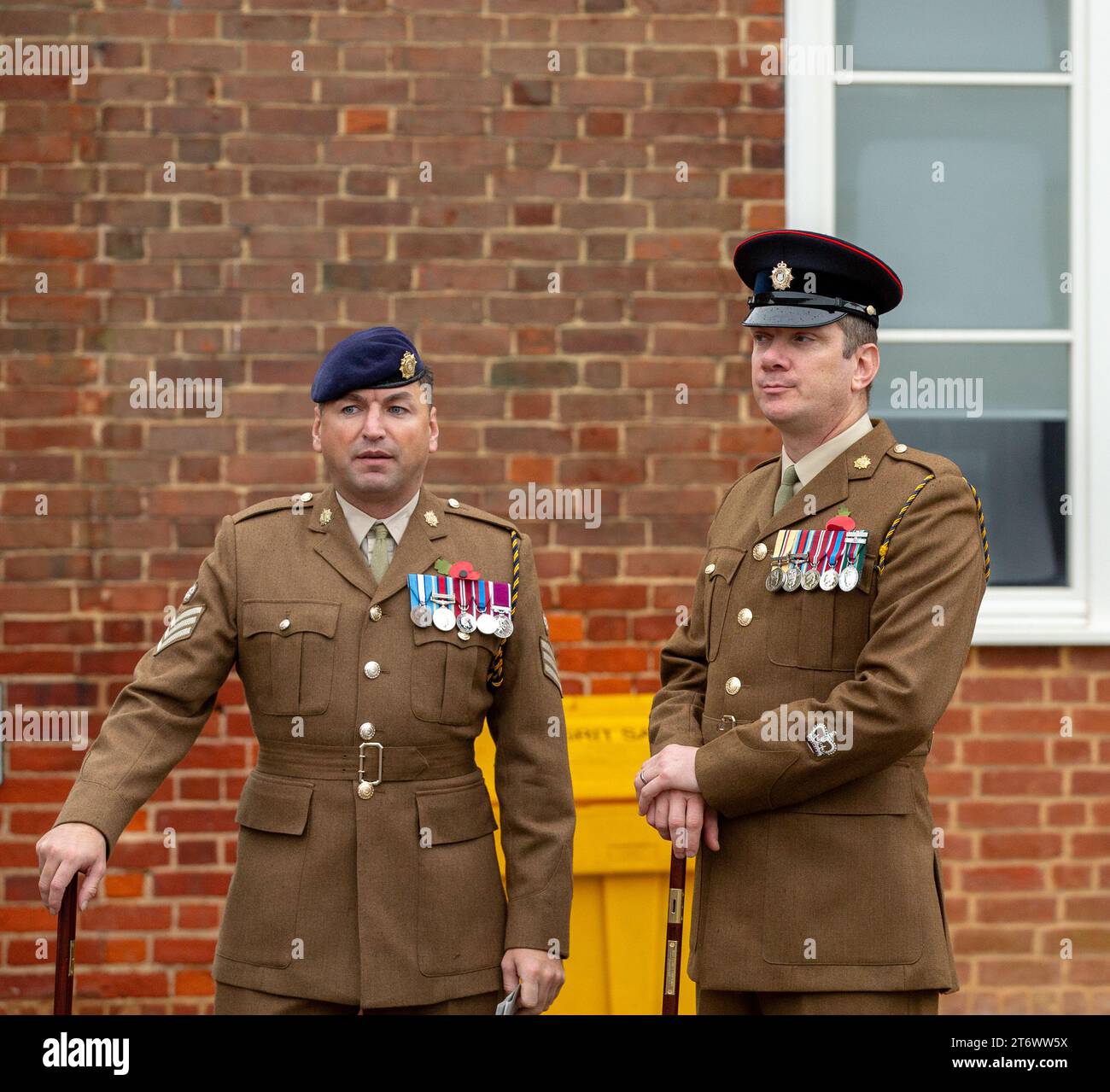 Brentwood, Essex, UK 12. November 2023 Brentwood's Annual Remembrance Day Parade and Service am Kriegsdenkmal an der Kreuzung mit Shenfield Road, wo die Kränze gelegt werden, und zwei Minuten Stille, um unsere Streitkräfte von Vergangenheit und Gegenwart zu unterstützen und an diejenigen zu erinnern, die ihr Leben im Dienst unseres Landes gegeben haben. Credit: Richard Lincoln/Alamy Live News Stockfoto