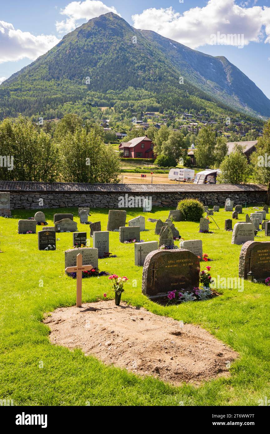 LOM, Norwegen, 25. Juni 2023: Die Lom Stabkirche ist eine der größten und ältesten Stabkirchen Norwegens, die Mitte des 12. Jahrhunderts erbaut wurde. Hier ist der Stockfoto