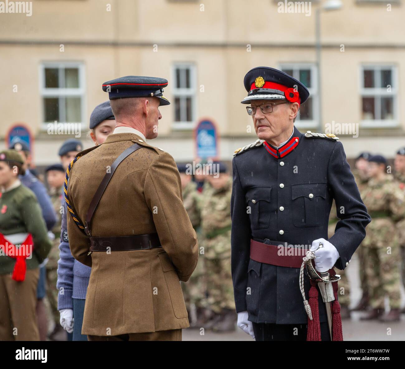 Brentwood, Essex, UK 12. November 2023 Brentwood's Annual Remembrance Day Parade and Service am Kriegsdenkmal an der Kreuzung mit Shenfield Road, wo die Kränze gelegt werden, und zwei Minuten Stille, um unsere Streitkräfte von Vergangenheit und Gegenwart zu unterstützen und an diejenigen zu erinnern, die ihr Leben im Dienst unseres Landes gegeben haben. Credit: Richard Lincoln/Alamy Live News Stockfoto