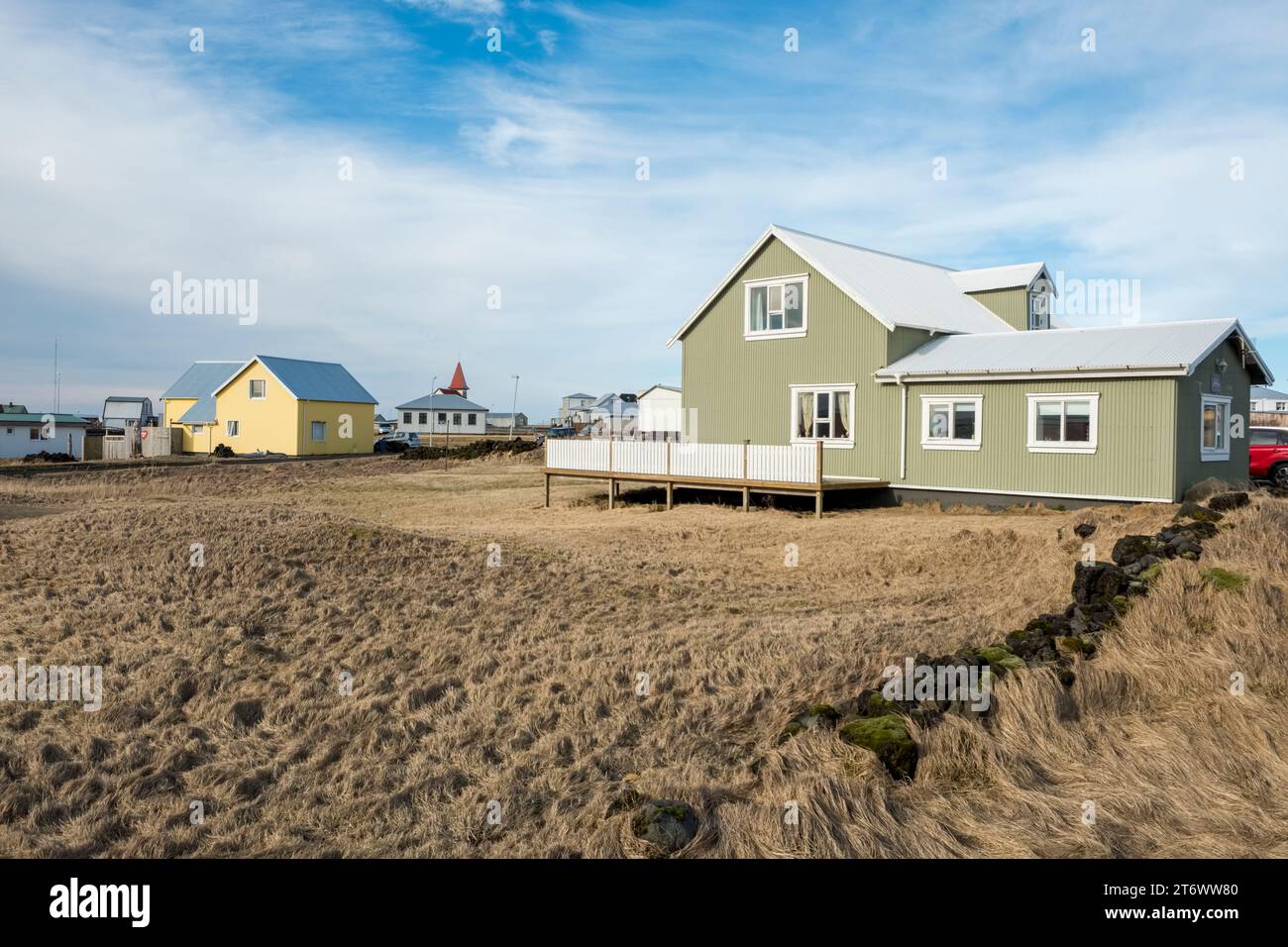 Lackierte Holzhäuser in der Fischerstadt Grindavik, Island, die jetzt stark von einem bevorstehenden Vulkanausbruch bedroht ist und evakuiert wurde Stockfoto