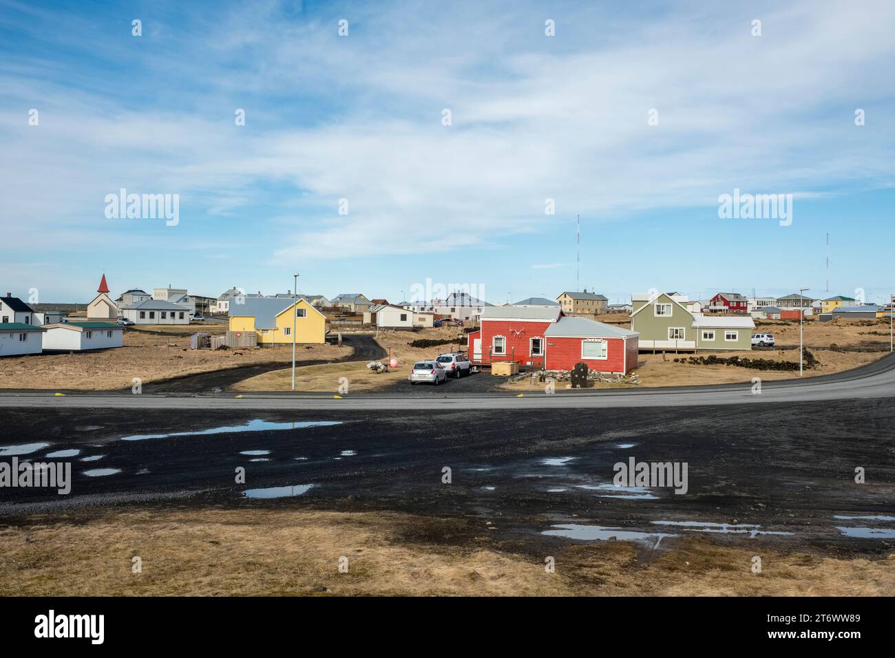 Lackierte Holzhäuser in der Fischerstadt Grindavik, Island, die jetzt stark von einem bevorstehenden Vulkanausbruch bedroht ist und evakuiert wurde Stockfoto