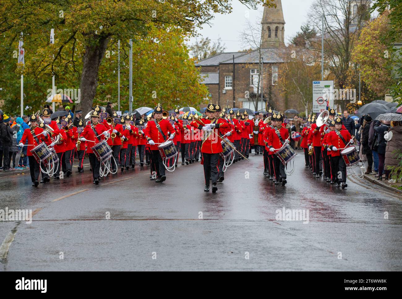 Brentwood, Essex, UK 12. November 2023 Brentwood's Annual Remembrance Day Parade and Service am Kriegsdenkmal an der Kreuzung mit Shenfield Road, wo die Kränze gelegt werden, und zwei Minuten Stille, um unsere Streitkräfte von Vergangenheit und Gegenwart zu unterstützen und an diejenigen zu erinnern, die ihr Leben im Dienst unseres Landes gegeben haben. Credit: Richard Lincoln/Alamy Live News Stockfoto