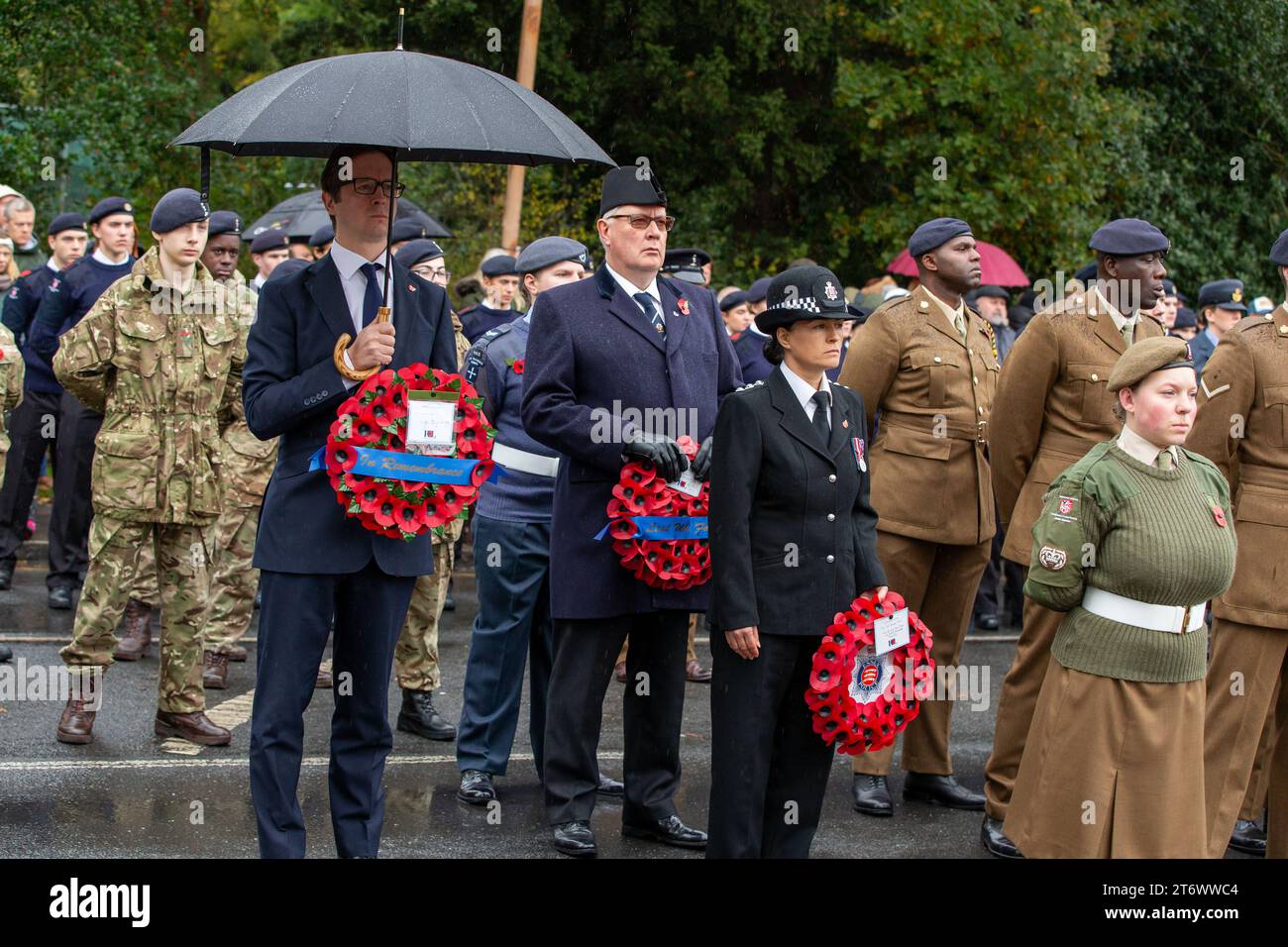 Brentwood, Essex, UK 12. November 2023 Brentwood's Annual Remembrance Day Parade and Service am Kriegsdenkmal an der Kreuzung mit Shenfield Road, wo die Kränze gelegt werden, und zwei Minuten Stille, um unsere Streitkräfte von Vergangenheit und Gegenwart zu unterstützen und an diejenigen zu erinnern, die ihr Leben im Dienst unseres Landes gegeben haben. Credit: Richard Lincoln/Alamy Live News Stockfoto