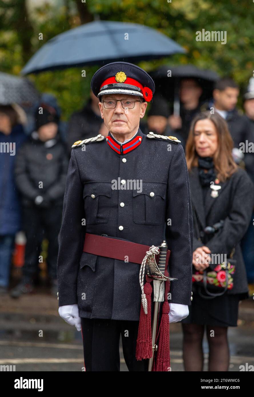 Brentwood, Essex, UK 12. November 2023 Brentwood's Annual Remembrance Day Parade and Service am Kriegsdenkmal an der Kreuzung mit Shenfield Road, wo die Kränze gelegt werden, und zwei Minuten Stille, um unsere Streitkräfte von Vergangenheit und Gegenwart zu unterstützen und an diejenigen zu erinnern, die ihr Leben im Dienst unseres Landes gegeben haben. Credit: Richard Lincoln/Alamy Live News Stockfoto