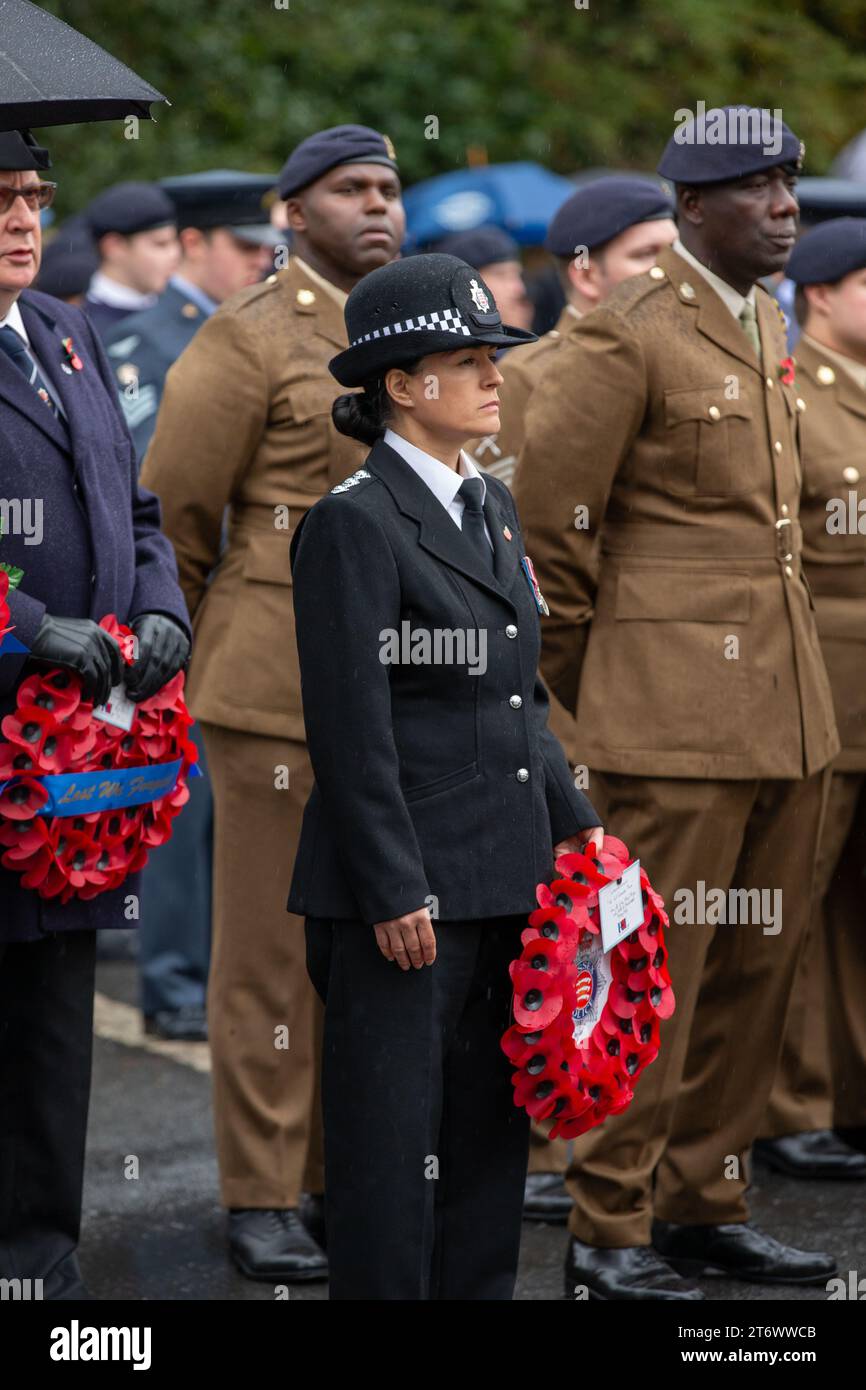 Brentwood, Essex, UK 12. November 2023 Brentwood's Annual Remembrance Day Parade and Service am Kriegsdenkmal an der Kreuzung mit Shenfield Road, wo die Kränze gelegt werden, und zwei Minuten Stille, um unsere Streitkräfte von Vergangenheit und Gegenwart zu unterstützen und an diejenigen zu erinnern, die ihr Leben im Dienst unseres Landes gegeben haben. Credit: Richard Lincoln/Alamy Live News Stockfoto