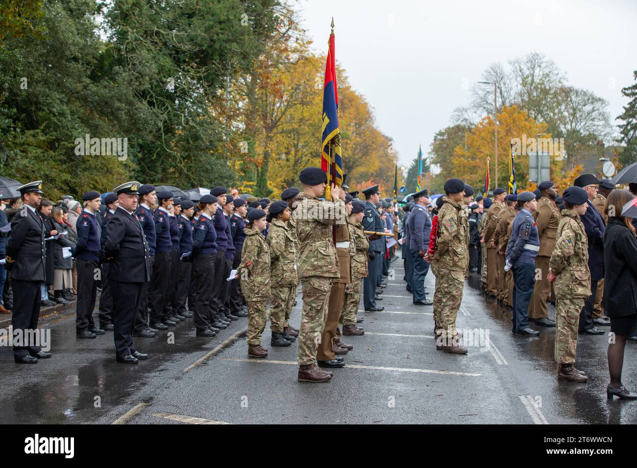Brentwood, Essex, UK 12. November 2023 Brentwood's Annual Remembrance Day Parade and Service am Kriegsdenkmal an der Kreuzung mit Shenfield Road, wo die Kränze gelegt werden, und zwei Minuten Stille, um unsere Streitkräfte von Vergangenheit und Gegenwart zu unterstützen und an diejenigen zu erinnern, die ihr Leben im Dienst unseres Landes gegeben haben. Credit: Richard Lincoln/Alamy Live News Stockfoto