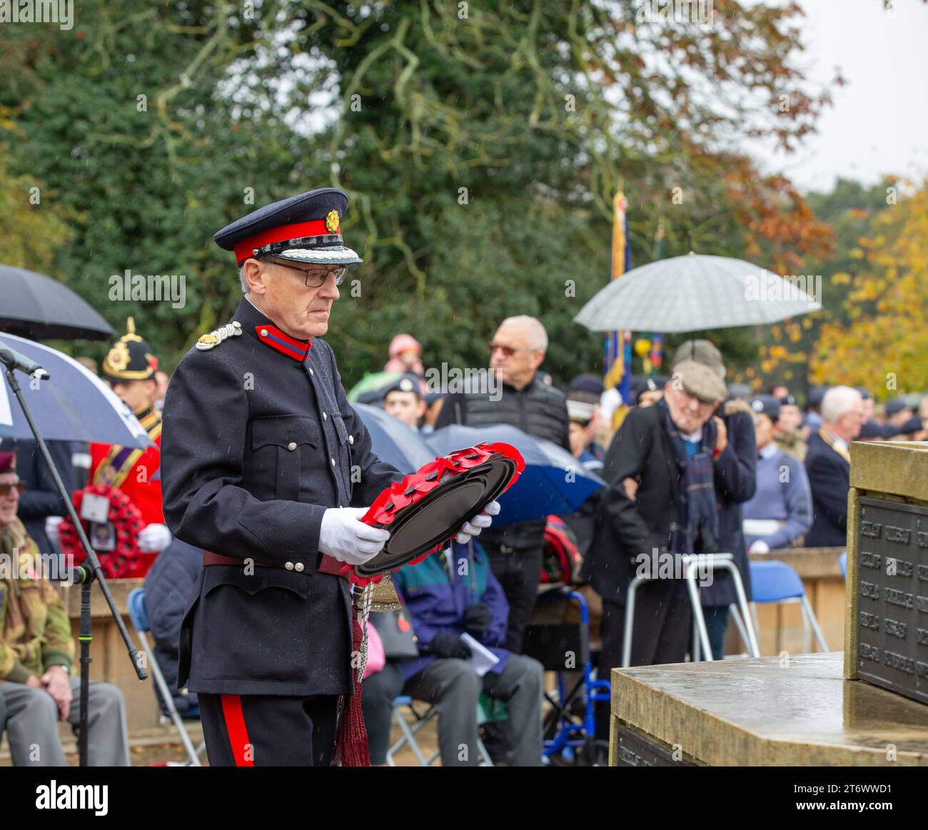 Brentwood, Essex, UK 12. November 2023 Brentwood's Annual Remembrance Day Parade and Service am Kriegsdenkmal an der Kreuzung mit Shenfield Road, wo die Kränze gelegt werden, und zwei Minuten Stille, um unsere Streitkräfte von Vergangenheit und Gegenwart zu unterstützen und an diejenigen zu erinnern, die ihr Leben im Dienst unseres Landes gegeben haben. Credit: Richard Lincoln/Alamy Live News Stockfoto