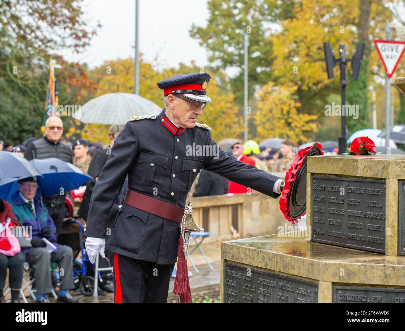 Brentwood, Essex, UK 12. November 2023 Brentwood's Annual Remembrance Day Parade and Service am Kriegsdenkmal an der Kreuzung mit Shenfield Road, wo die Kränze gelegt werden, und zwei Minuten Stille, um unsere Streitkräfte von Vergangenheit und Gegenwart zu unterstützen und an diejenigen zu erinnern, die ihr Leben im Dienst unseres Landes gegeben haben. Credit: Richard Lincoln/Alamy Live News Stockfoto